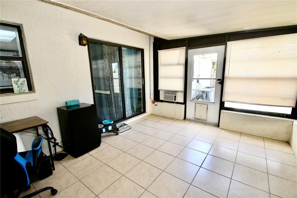 For Sale: $199,500 (2 beds, 1 baths, 896 Square Feet)