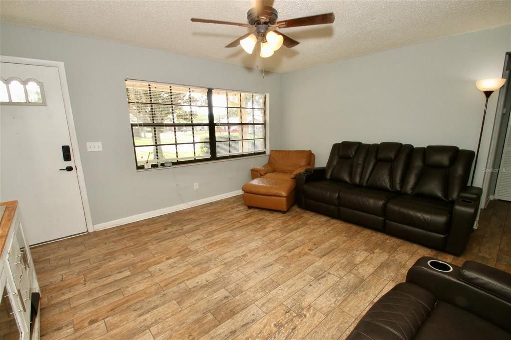 For Sale: $199,500 (2 beds, 1 baths, 896 Square Feet)