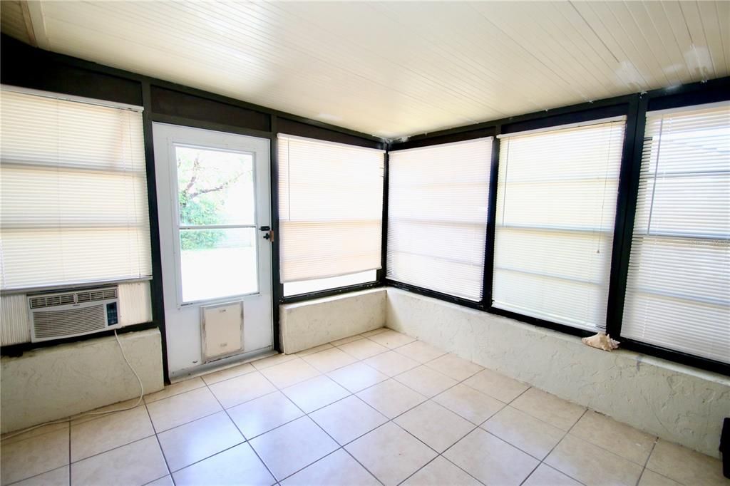 For Sale: $199,500 (2 beds, 1 baths, 896 Square Feet)