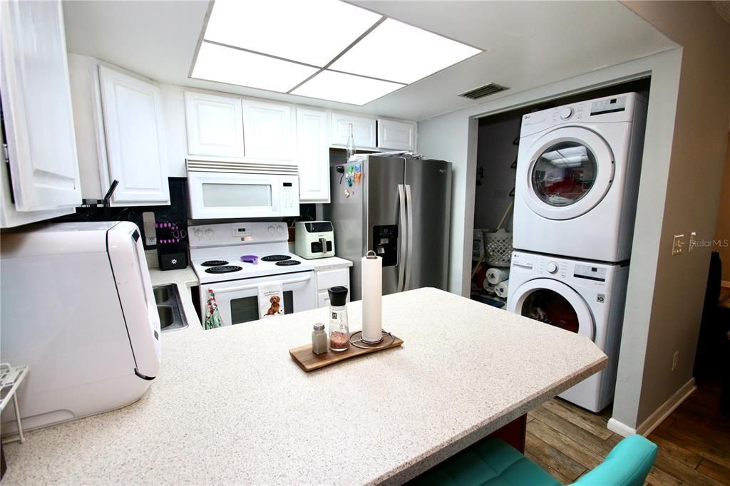 For Sale: $199,500 (2 beds, 1 baths, 896 Square Feet)