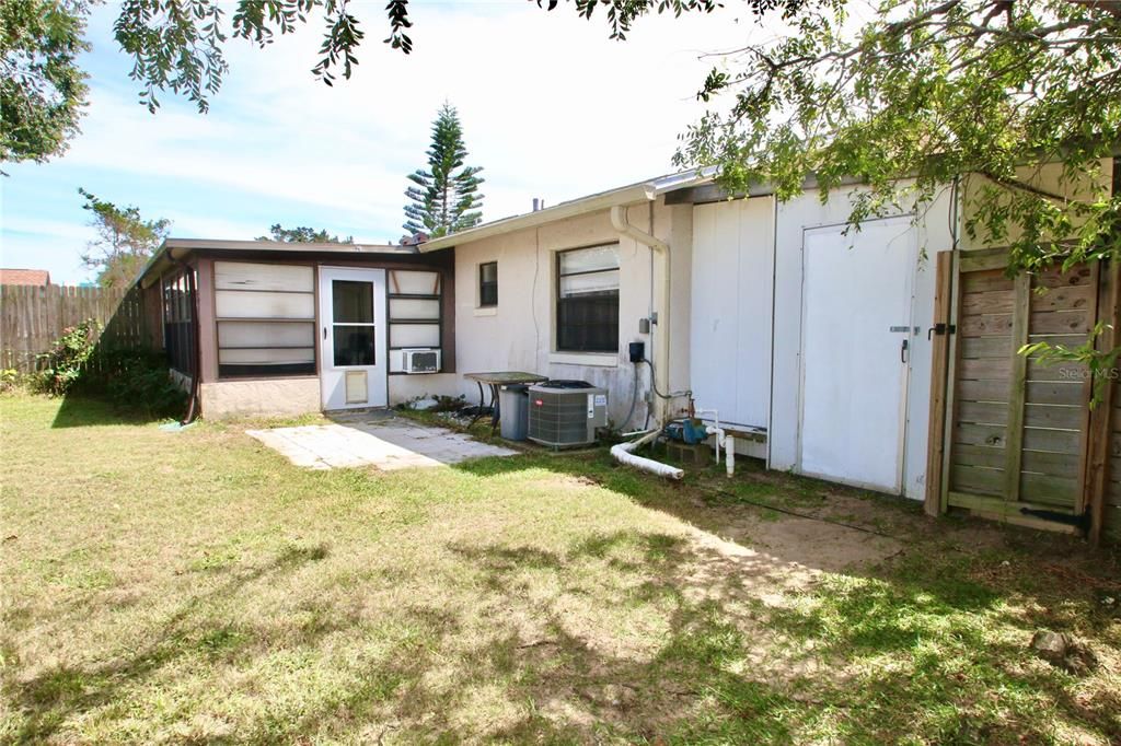 For Sale: $199,500 (2 beds, 1 baths, 896 Square Feet)