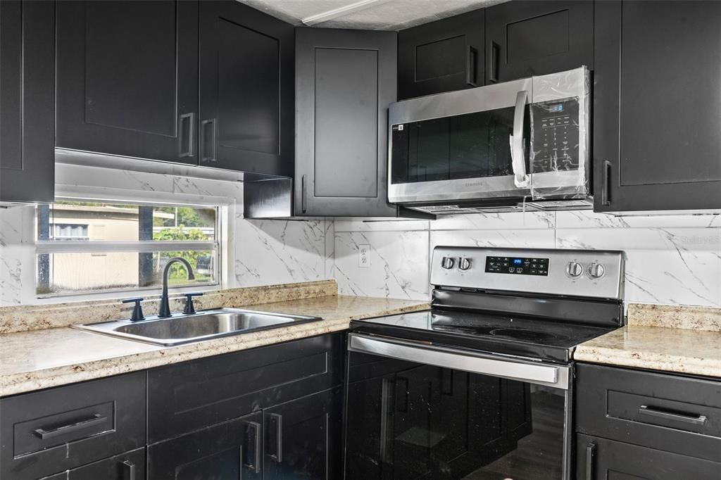 For Rent: $1,300 (3 beds, 1 baths, 700 Square Feet)