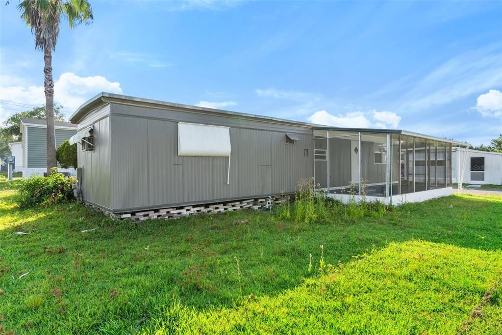 For Rent: $1,300 (3 beds, 1 baths, 700 Square Feet)