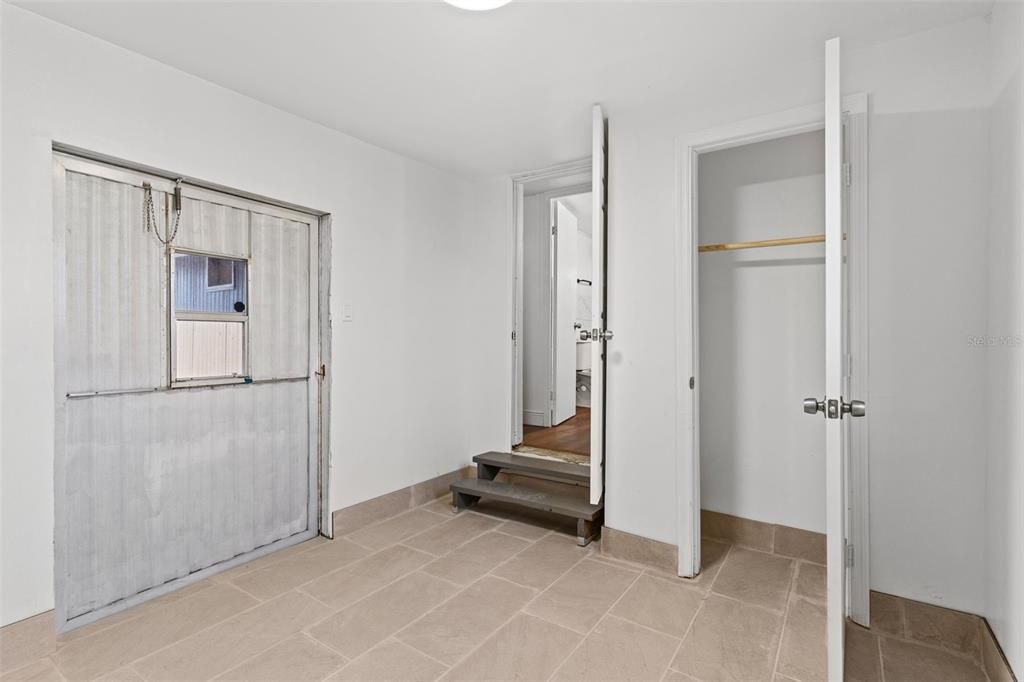 For Rent: $1,300 (3 beds, 1 baths, 700 Square Feet)