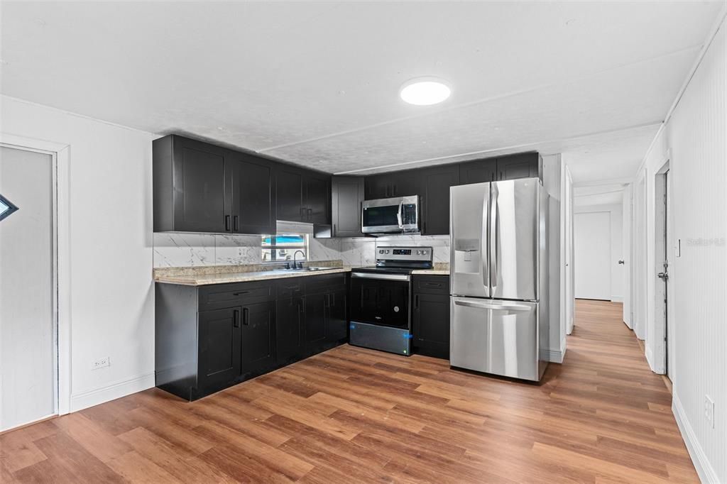 For Rent: $1,300 (3 beds, 1 baths, 700 Square Feet)