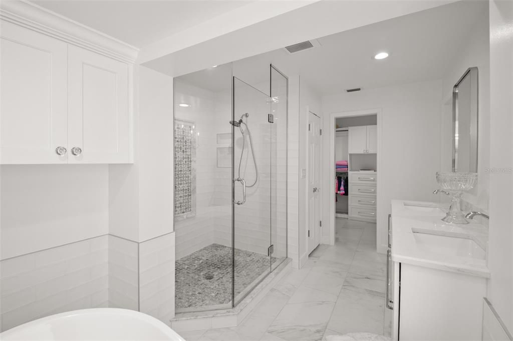 Под контрактом: $1,795,000 (3 спален, 2 ванн, 2229 Квадратных фут)