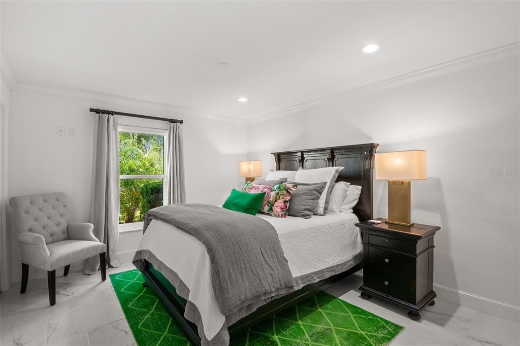 Под контрактом: $1,795,000 (3 спален, 2 ванн, 2229 Квадратных фут)