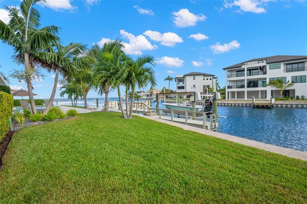 Под контрактом: $1,795,000 (3 спален, 2 ванн, 2229 Квадратных фут)