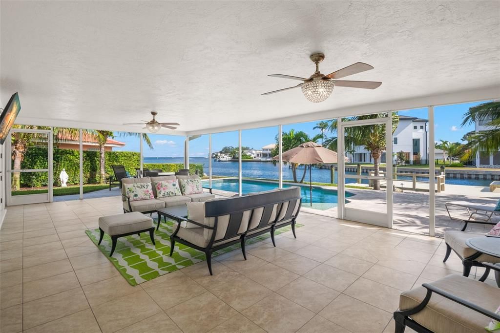 Под контрактом: $1,795,000 (3 спален, 2 ванн, 2229 Квадратных фут)