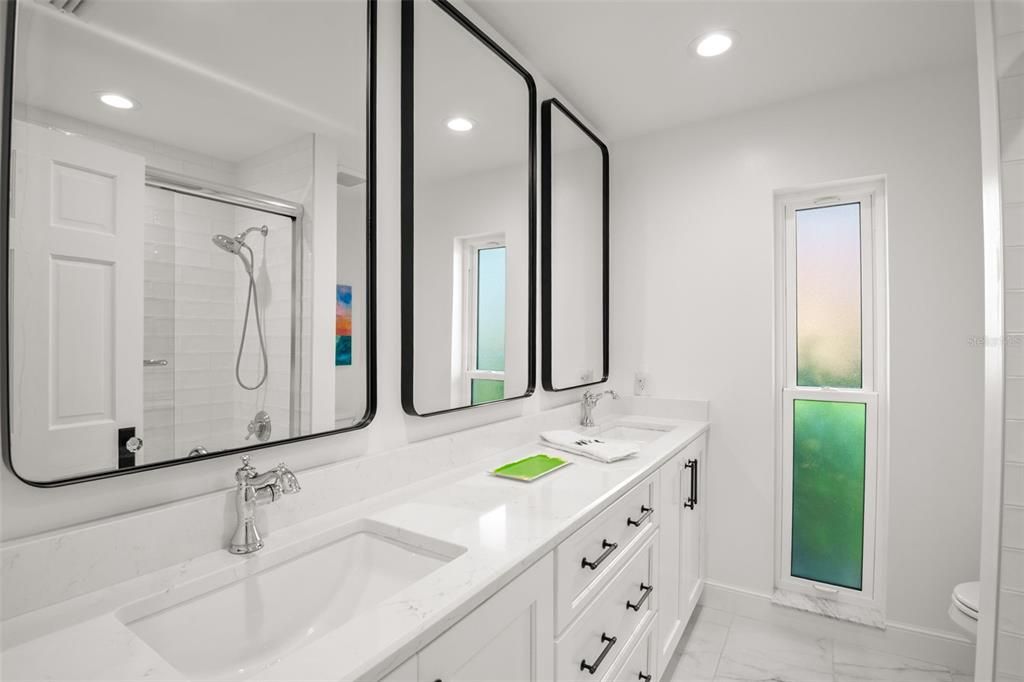 Под контрактом: $1,795,000 (3 спален, 2 ванн, 2229 Квадратных фут)