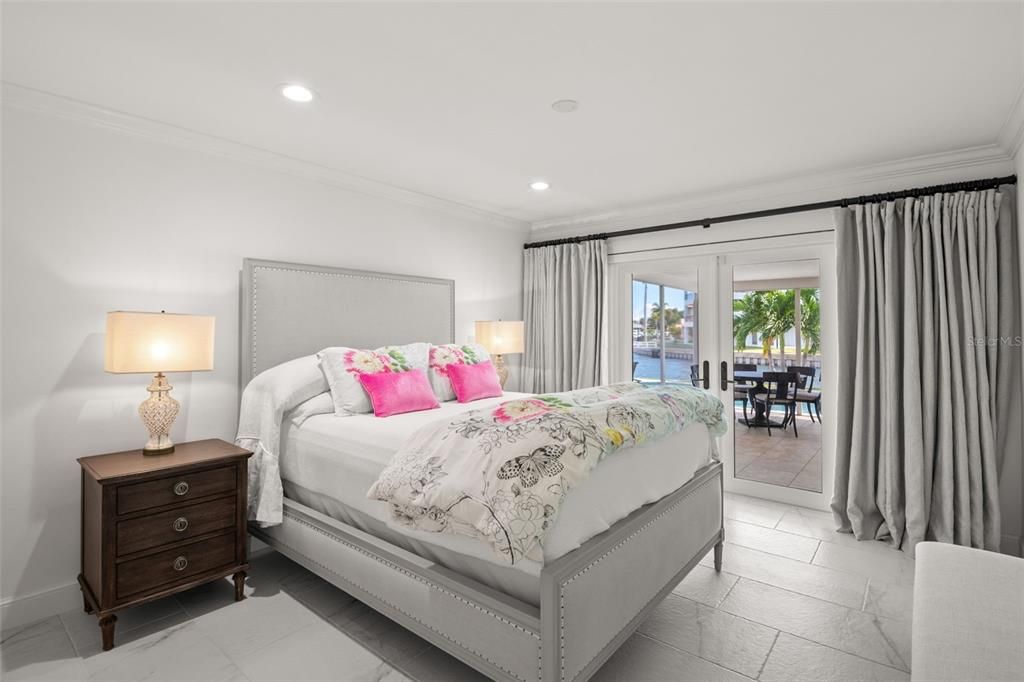 Под контрактом: $1,795,000 (3 спален, 2 ванн, 2229 Квадратных фут)