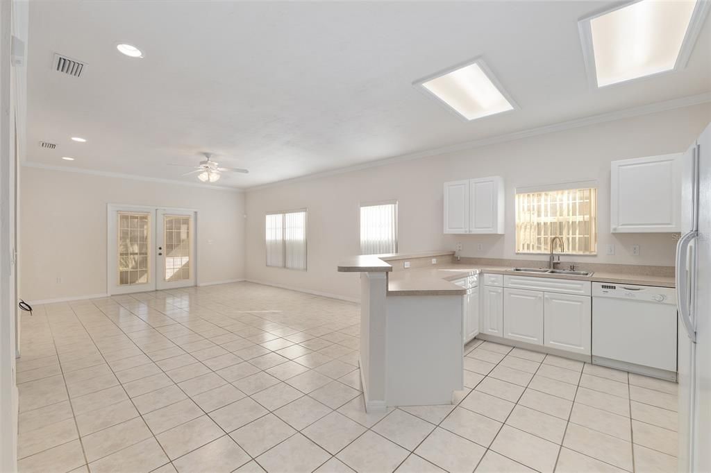 待售: $230,000 (2 贝兹, 2 浴室, 1207 平方英尺)