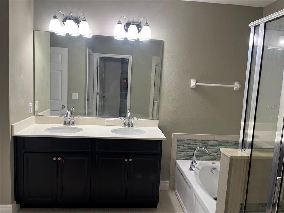 合同活跃: $349,900 (4 贝兹, 2 浴室, 1927 平方英尺)