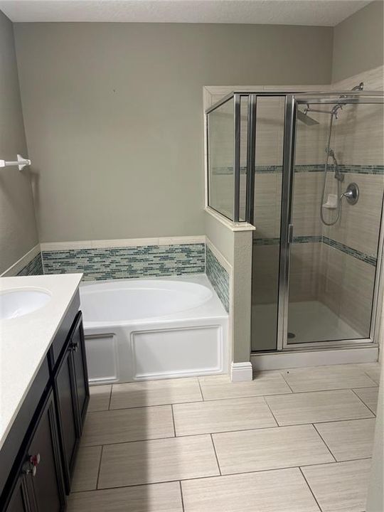 合同活跃: $349,900 (4 贝兹, 2 浴室, 1927 平方英尺)