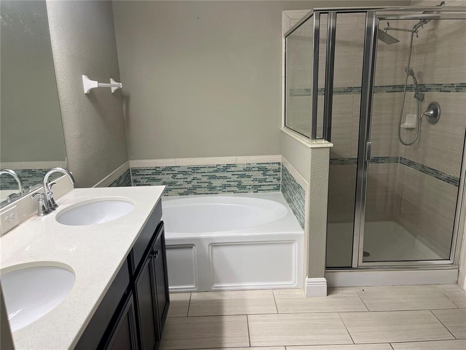 合同活跃: $349,900 (4 贝兹, 2 浴室, 1927 平方英尺)