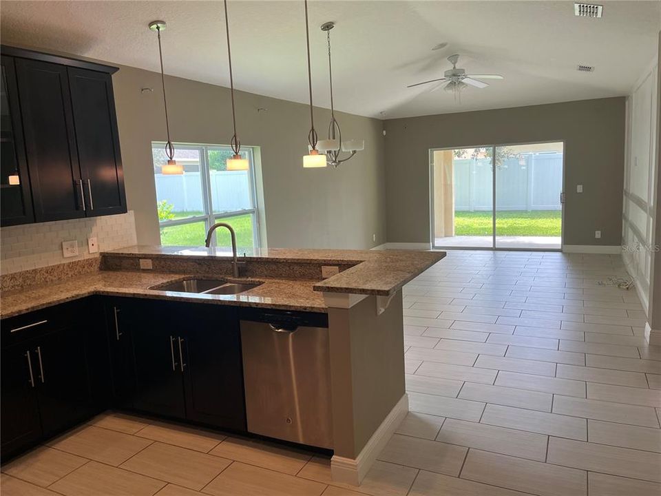 合同活跃: $349,900 (4 贝兹, 2 浴室, 1927 平方英尺)