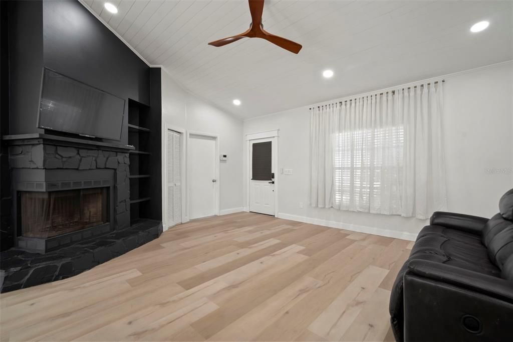 For Sale: $350,000 (3 beds, 2 baths, 1305 Square Feet)