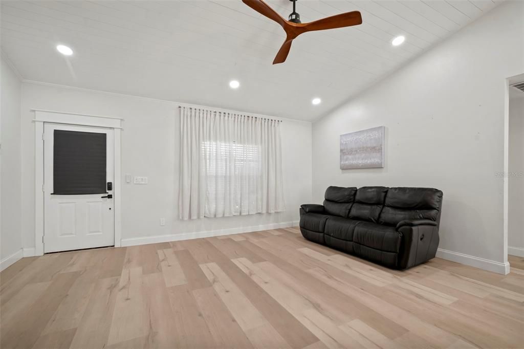 For Sale: $350,000 (3 beds, 2 baths, 1305 Square Feet)