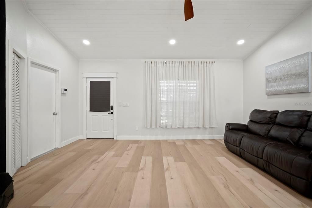 For Sale: $350,000 (3 beds, 2 baths, 1305 Square Feet)