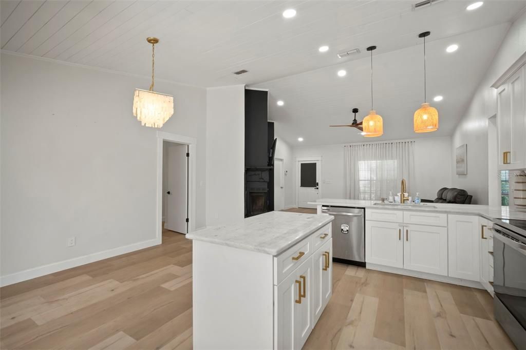 For Sale: $350,000 (3 beds, 2 baths, 1305 Square Feet)