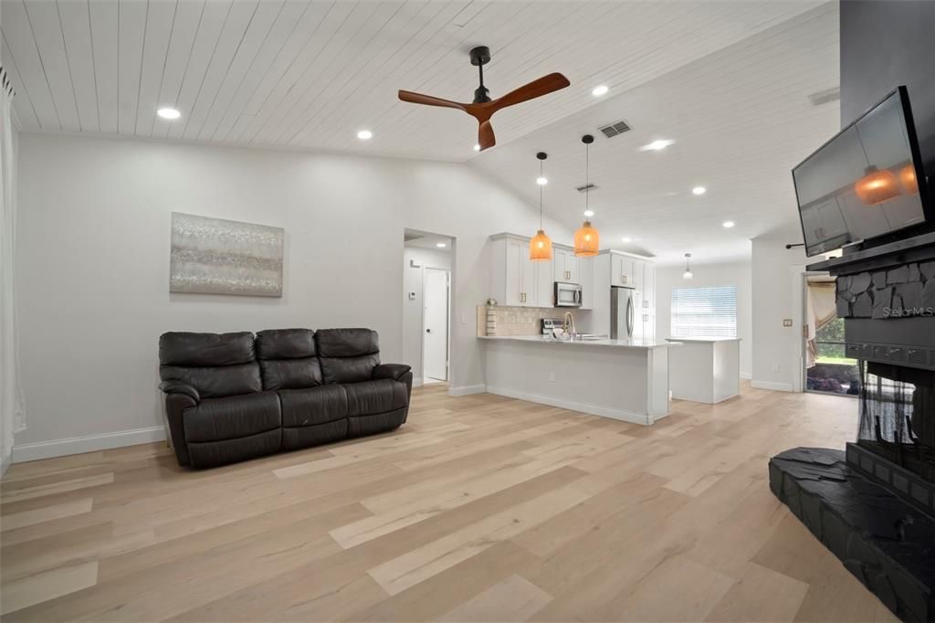 For Sale: $350,000 (3 beds, 2 baths, 1305 Square Feet)