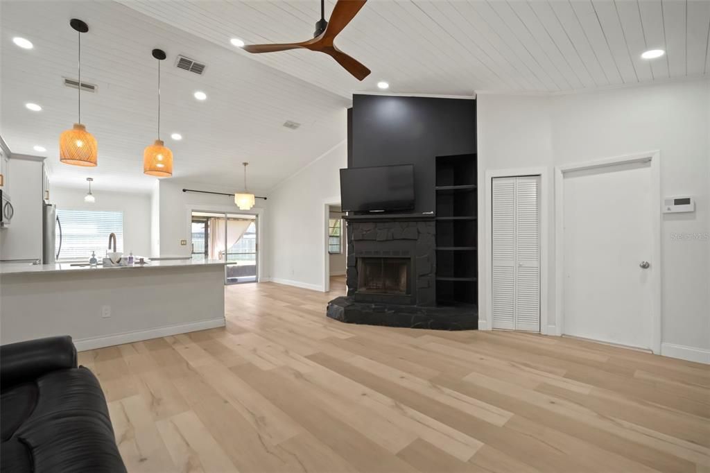 For Sale: $350,000 (3 beds, 2 baths, 1305 Square Feet)