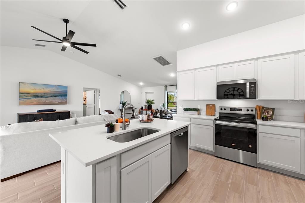 Activo con contrato: $284,990 (4 camas, 2 baños, 1829 Pies cuadrados)