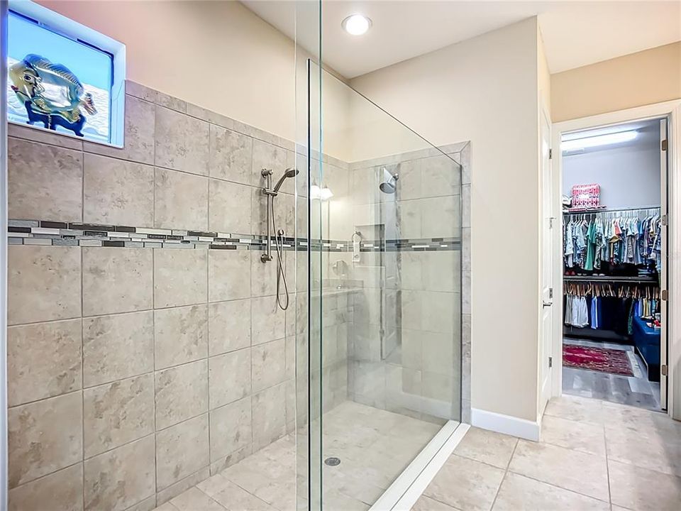 Activo con contrato: $925,000 (3 camas, 3 baños, 2328 Pies cuadrados)