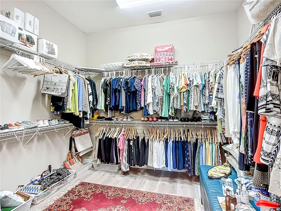 Activo con contrato: $925,000 (3 camas, 3 baños, 2328 Pies cuadrados)