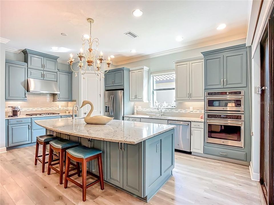 Activo con contrato: $925,000 (3 camas, 3 baños, 2328 Pies cuadrados)