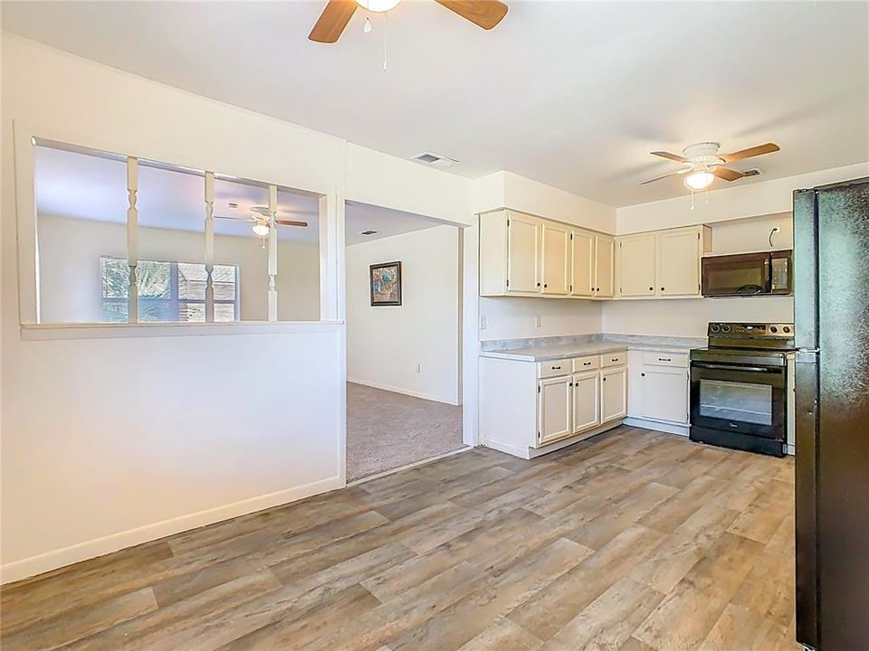 На продажу: $219,000 (4 спален, 2 ванн, 1394 Квадратных фут)