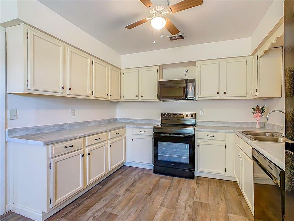 На продажу: $219,000 (4 спален, 2 ванн, 1394 Квадратных фут)