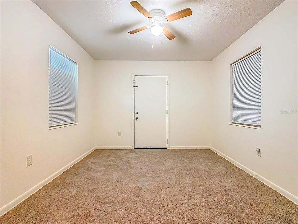 На продажу: $219,000 (4 спален, 2 ванн, 1394 Квадратных фут)