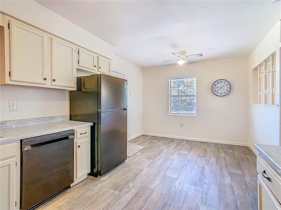 На продажу: $219,000 (4 спален, 2 ванн, 1394 Квадратных фут)