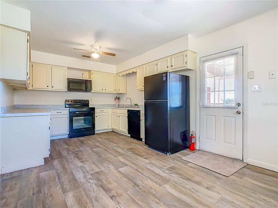 На продажу: $219,000 (4 спален, 2 ванн, 1394 Квадратных фут)