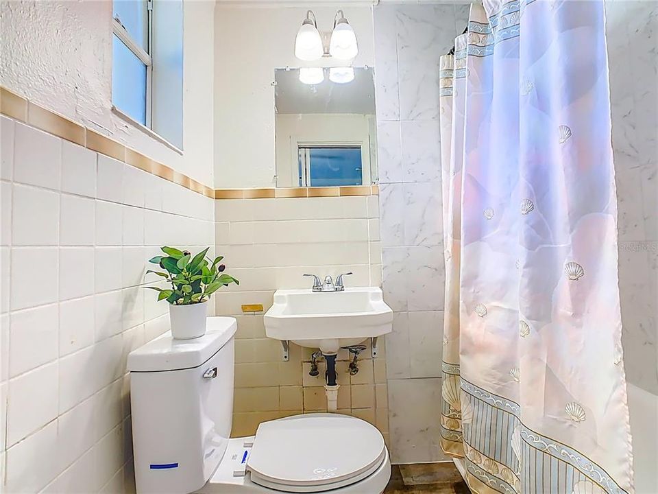 На продажу: $219,000 (4 спален, 2 ванн, 1394 Квадратных фут)