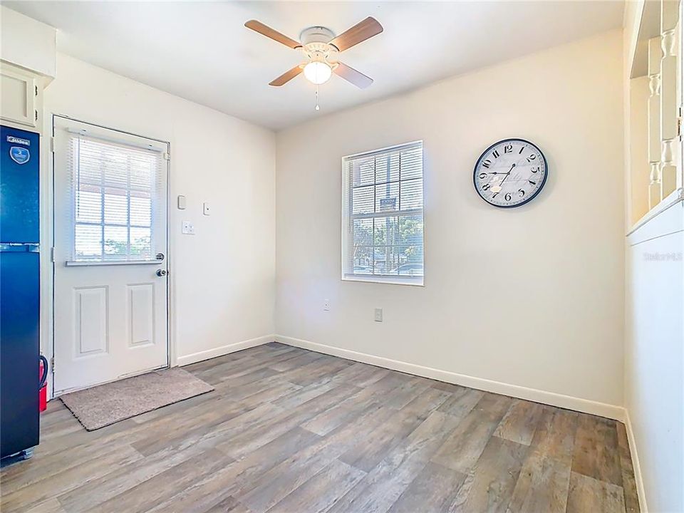 На продажу: $219,000 (4 спален, 2 ванн, 1394 Квадратных фут)