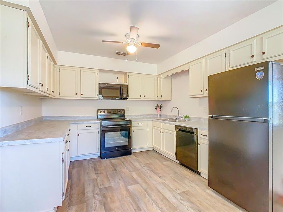 На продажу: $219,000 (4 спален, 2 ванн, 1394 Квадратных фут)