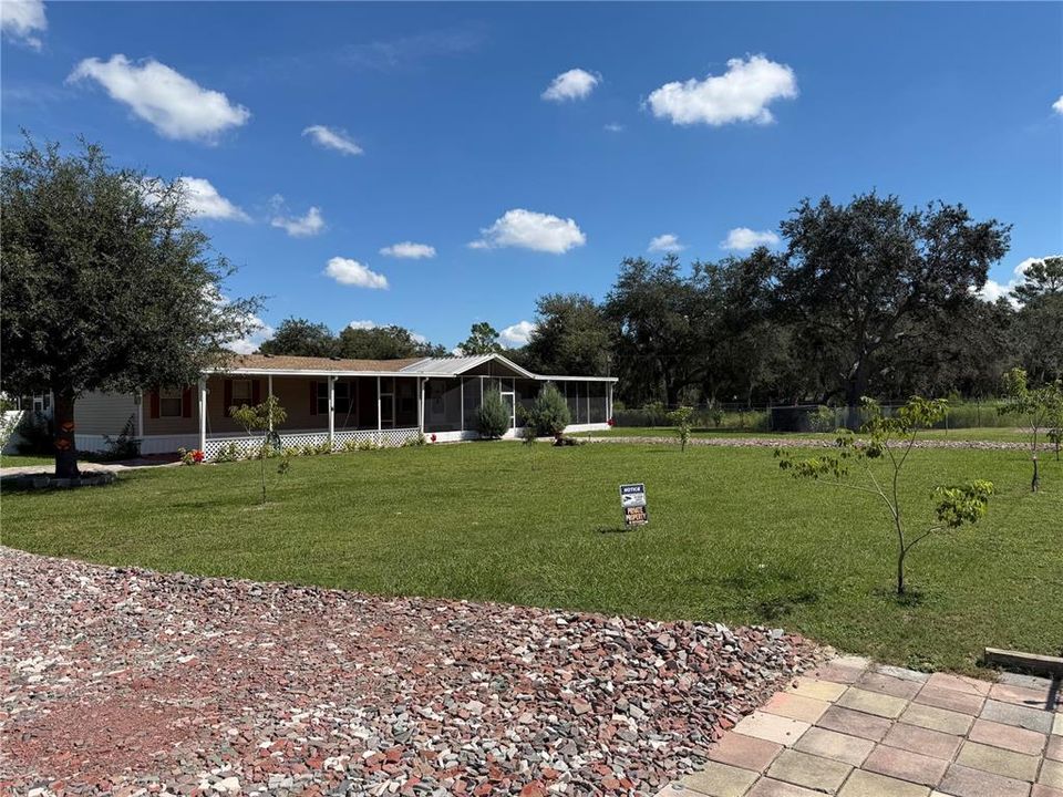 На продажу: $385,000 (6 спален, 3 ванн, 2040 Квадратных фут)