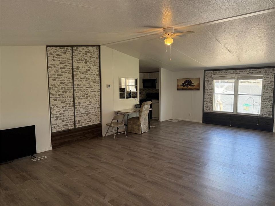 На продажу: $385,000 (6 спален, 3 ванн, 2040 Квадратных фут)