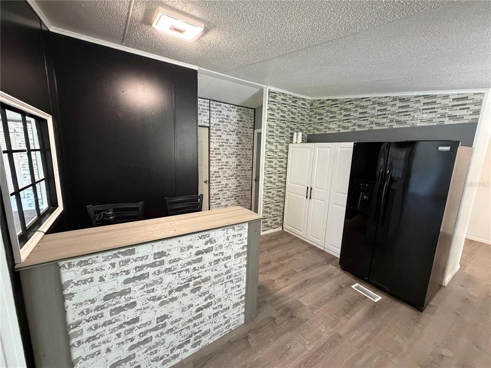 На продажу: $385,000 (6 спален, 3 ванн, 2040 Квадратных фут)