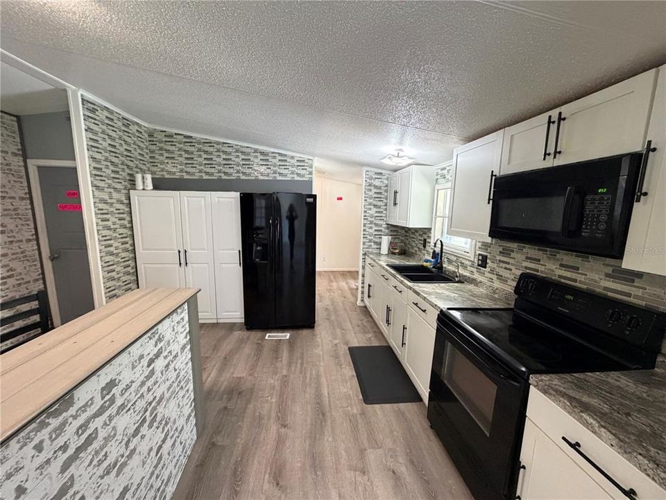 На продажу: $385,000 (6 спален, 3 ванн, 2040 Квадратных фут)