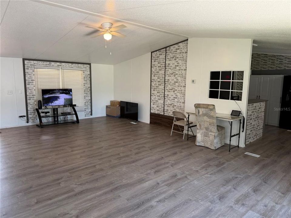 На продажу: $385,000 (6 спален, 3 ванн, 2040 Квадратных фут)