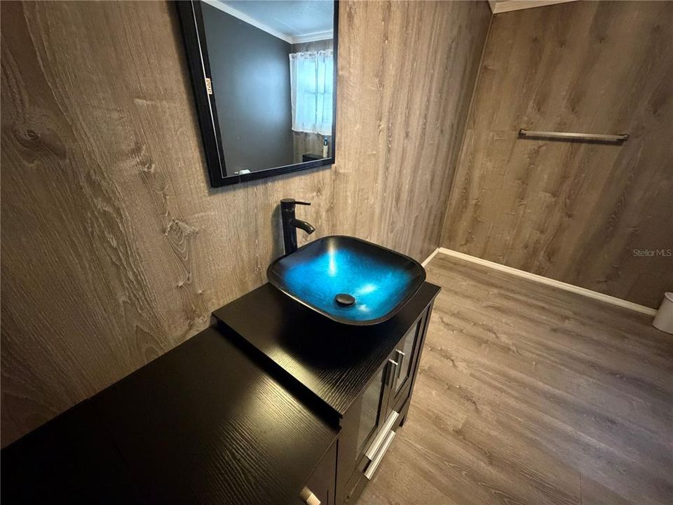 На продажу: $385,000 (6 спален, 3 ванн, 2040 Квадратных фут)