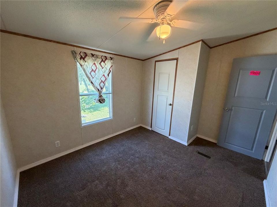 На продажу: $385,000 (6 спален, 3 ванн, 2040 Квадратных фут)