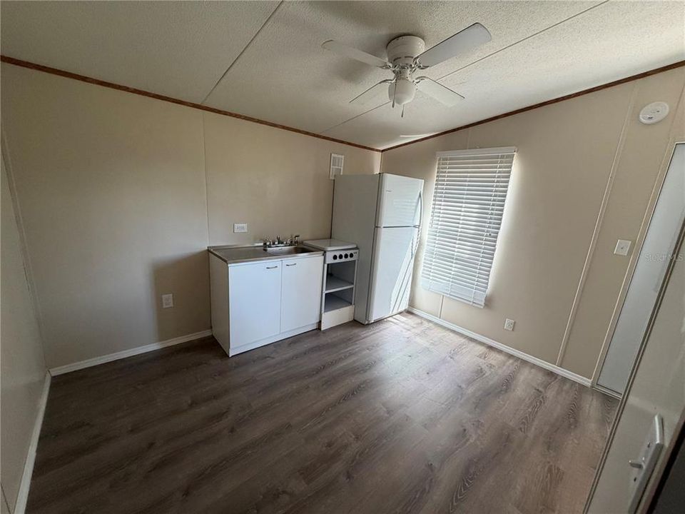 На продажу: $385,000 (6 спален, 3 ванн, 2040 Квадратных фут)