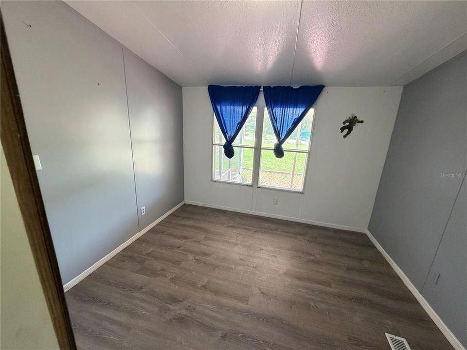 На продажу: $385,000 (6 спален, 3 ванн, 2040 Квадратных фут)