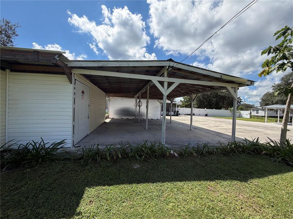 На продажу: $385,000 (6 спален, 3 ванн, 2040 Квадратных фут)