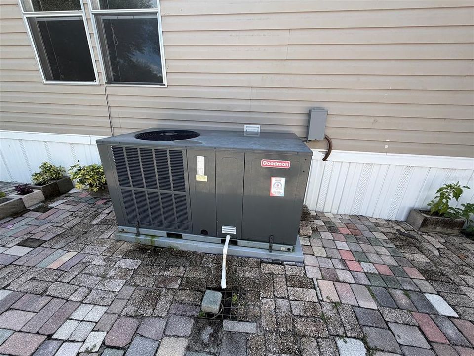 На продажу: $385,000 (6 спален, 3 ванн, 2040 Квадратных фут)