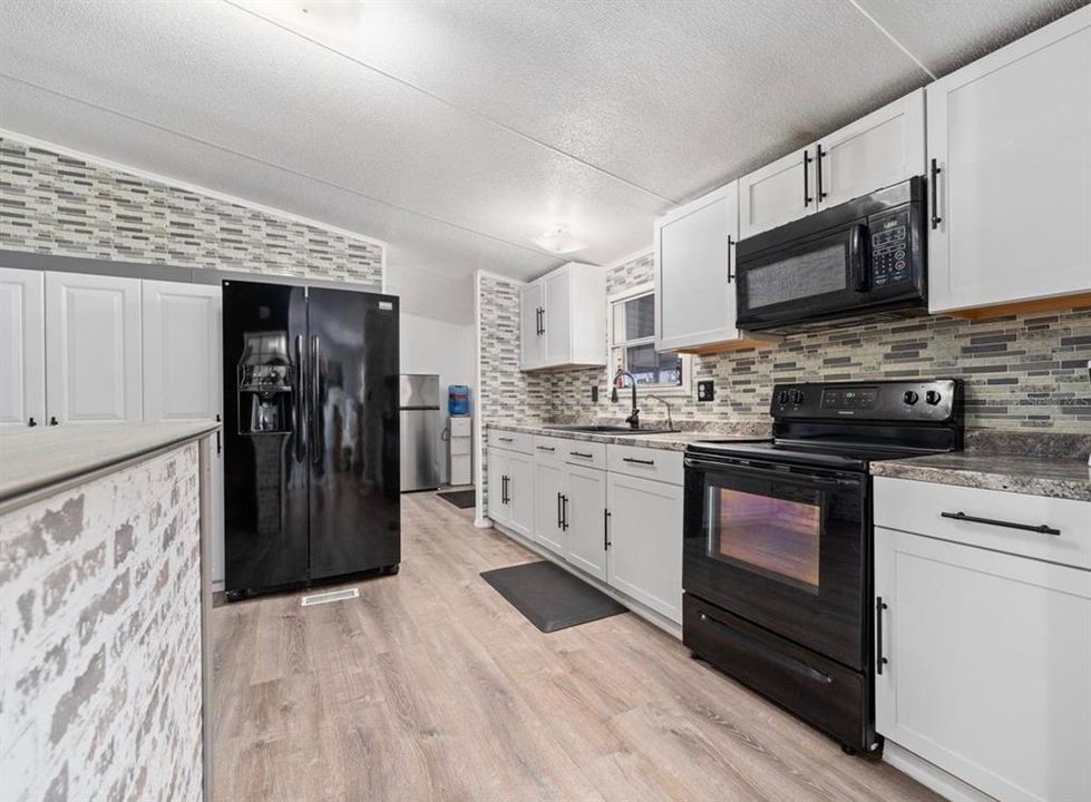 На продажу: $385,000 (6 спален, 3 ванн, 2040 Квадратных фут)